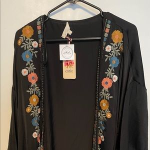 Beautiful emboldened kimono with lace detail